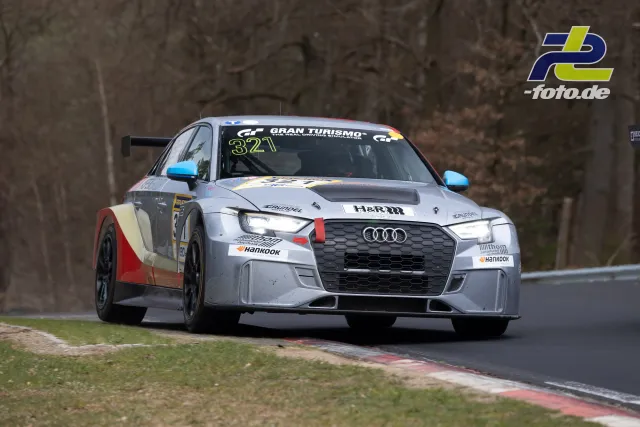 Audi Rennwagen mit Startnummer 321 in der Kurve auf dem Nürburgring während des 58. ADAC Barbarossapreis