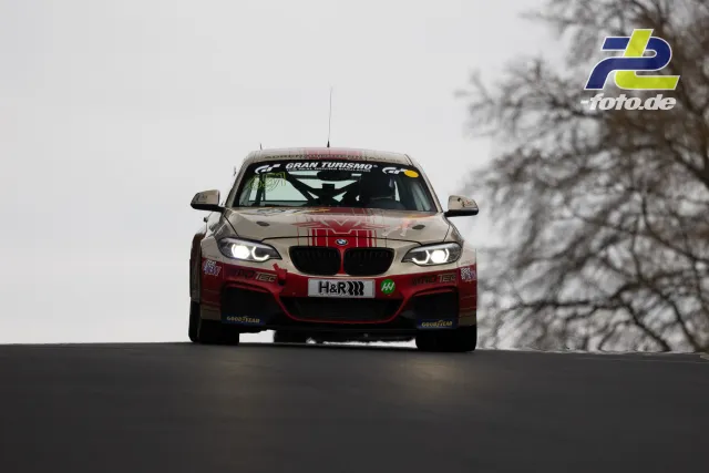 BMW M240i Cup Rennwagen frontal auf der Kuppe am Nürburgring bei bedecktem Wetter