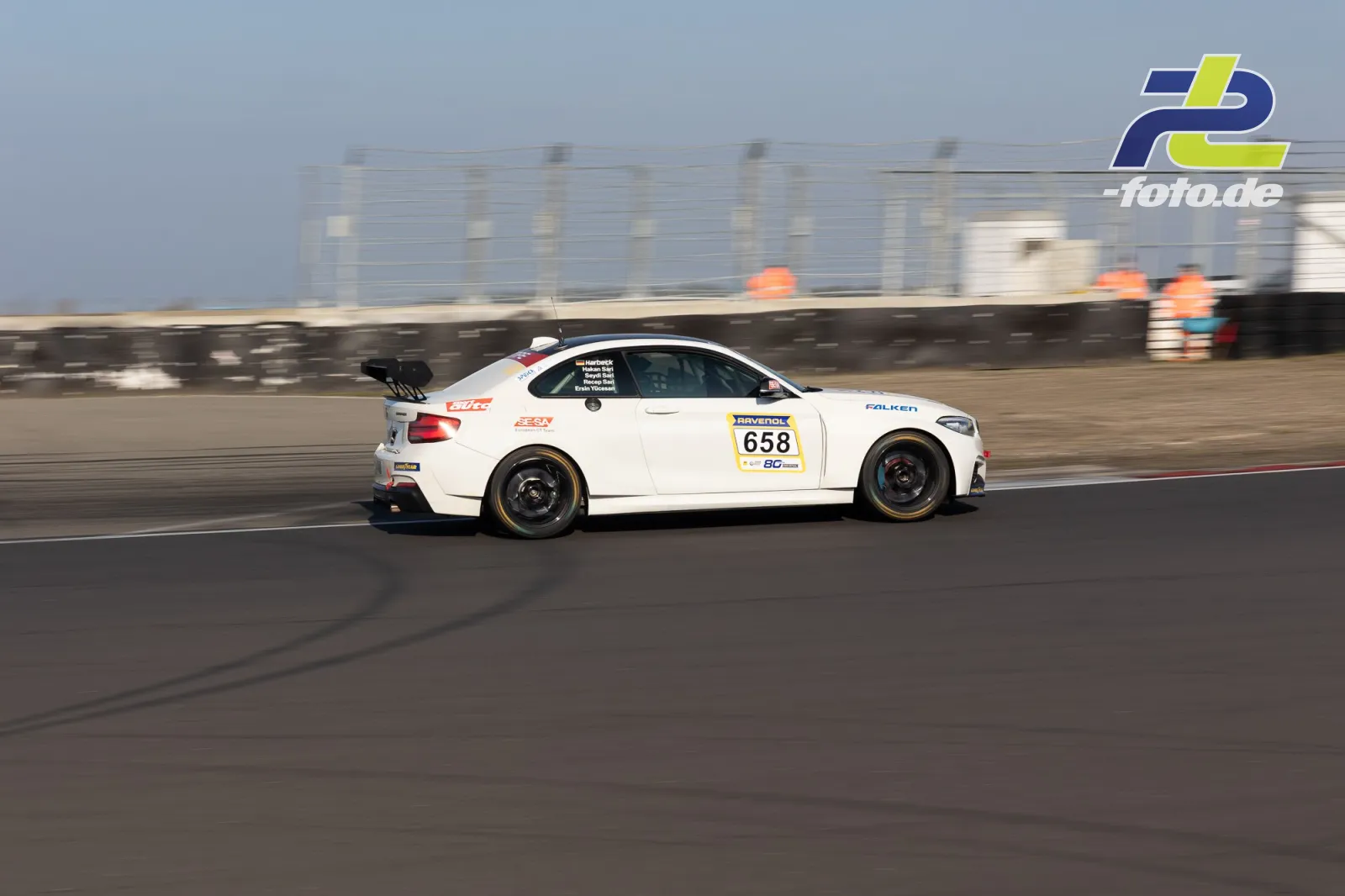 Weißer BMW M2 Nr. 658 mit Heckspoiler im Zeittraining auf der Geraden des Nürburgrings, Seitenansicht als Mitzieher.