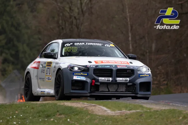BMW M4 GT4 mit Startnummer 870 in der VLN-Konfiguration auf der Nürburgring-Nordschleife während des Rennens.