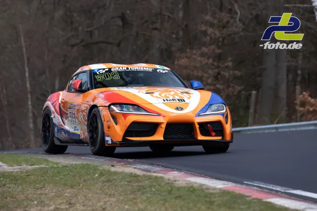 Toyota GR Supra #503 in orange-weiß-blauer Lackierung auf der Nordschleife beim 58. ADAC Barbarossapreis.