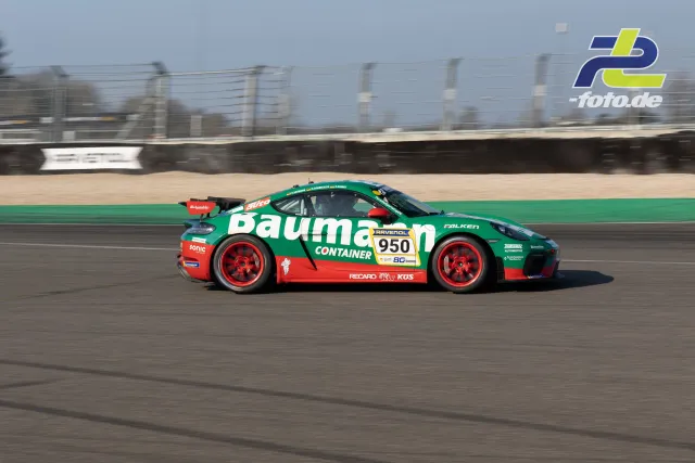 Porsche mit grün-roter Baumann-Lackierung und Startnummer 950 im Zeittraining auf der Nordschleife beim Barbarossapreis.