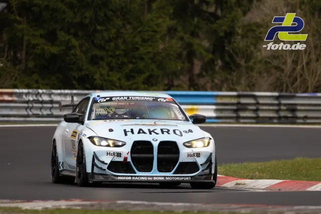 BMW M4 GT3 mit Startnummer 189 und HAKRO-Sponsoring in Kurve auf der Nürburgring-Nordschleife während des NLS-Rennens