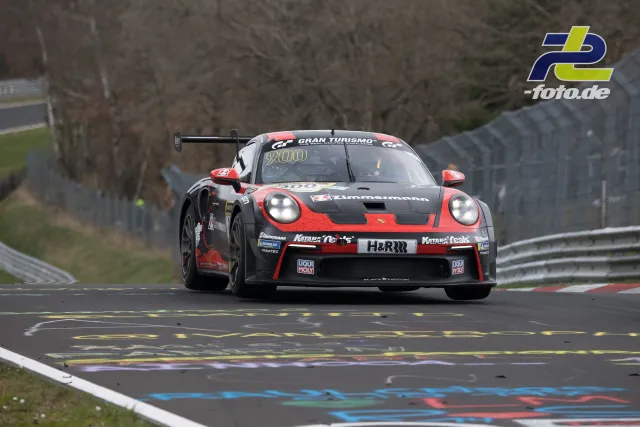 Porsche 911 GT3 Cup #900 in schwarz-roter Lackierung auf der Nordschleife beim NLS-Rennen am Nürburgring