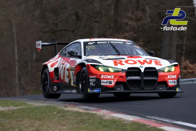 BMW M4 GT3 #98 mit ROWE-Lackierung in Kurve auf der Nordschleife beim NLS-Rennen