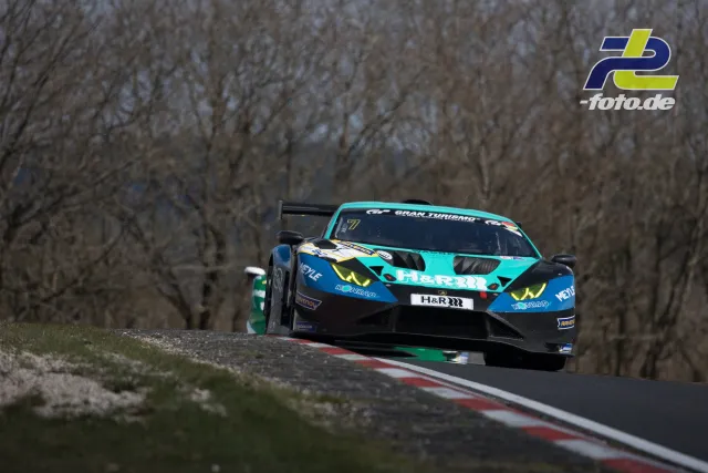 Lamborghini Huracán GT3 in türkis-blauer Lackierung fährt über eine Kuppe auf der Nordschleife des Nürburgrings.
