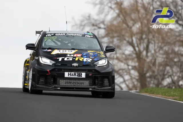 Schwarzer Toyota GR Yaris TCR #109 bei Rennen auf dem Nürburgring, frontale Ansicht über Kuppe.