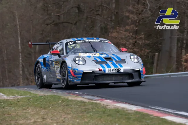 Porsche 992 GT3 Cup in grau-blau-roter Lackierung während des NLS-Rennens auf der Nordschleife