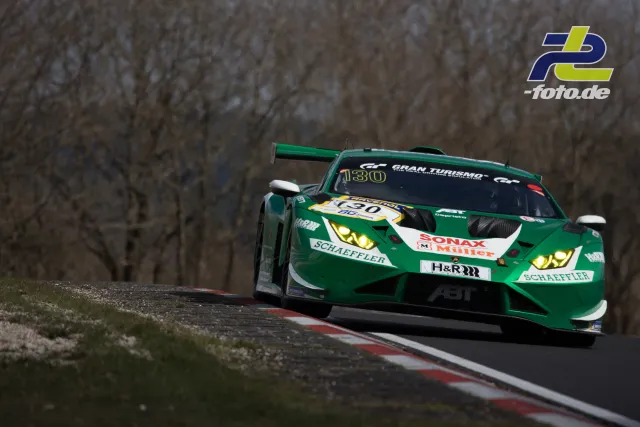 Lamborghini Huracán GT3 Nummer 130 in grün-weißer Lackierung in der Kurve auf dem Nürburgring beim NLS-Rennen.