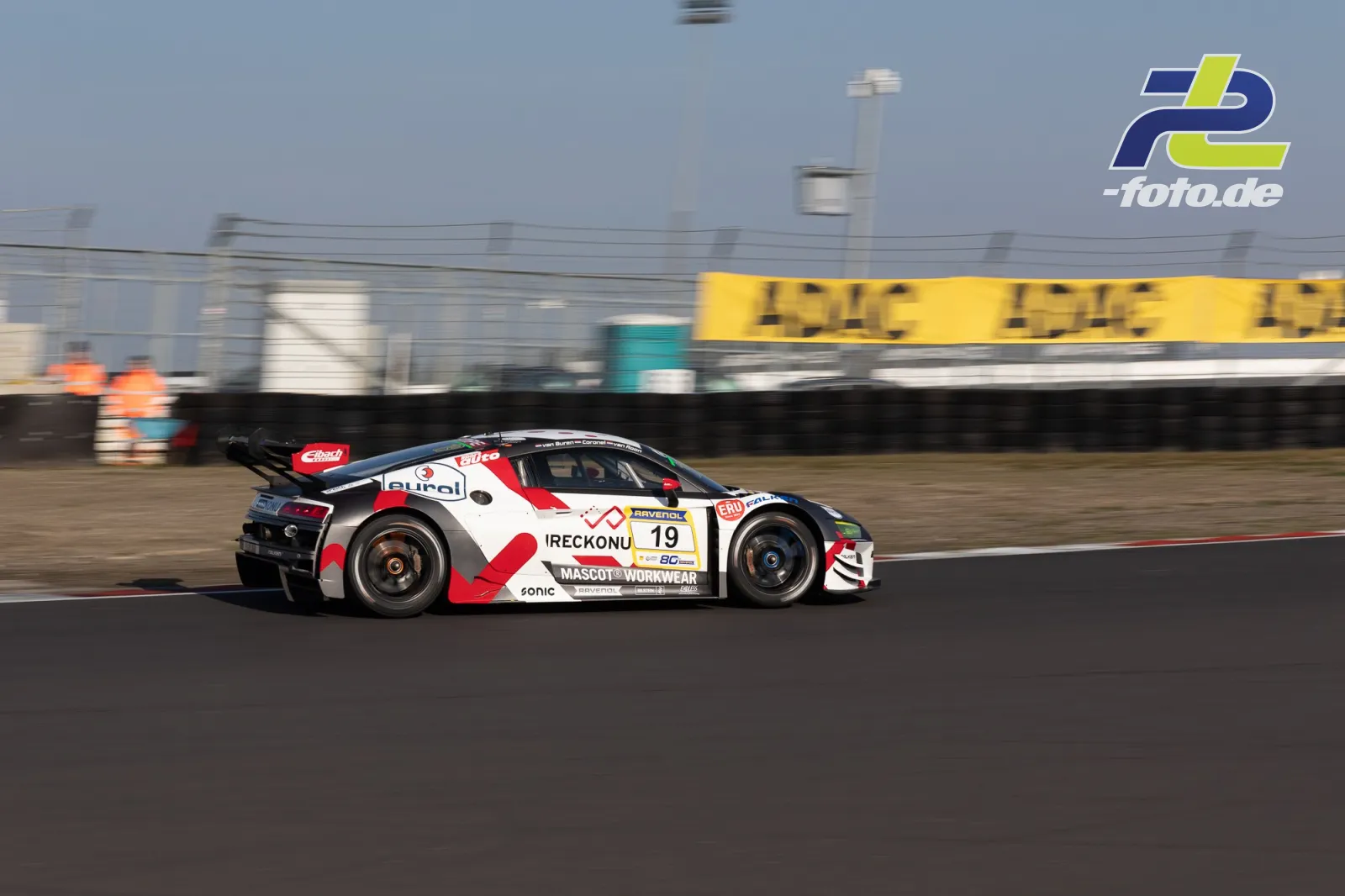 Audi R8 LMS GT3 #19 in weiß-roter Lackierung im Zeittraining beim ADAC Barbarossapreis auf dem Nürburgring, Seitenansicht in Fahrt.