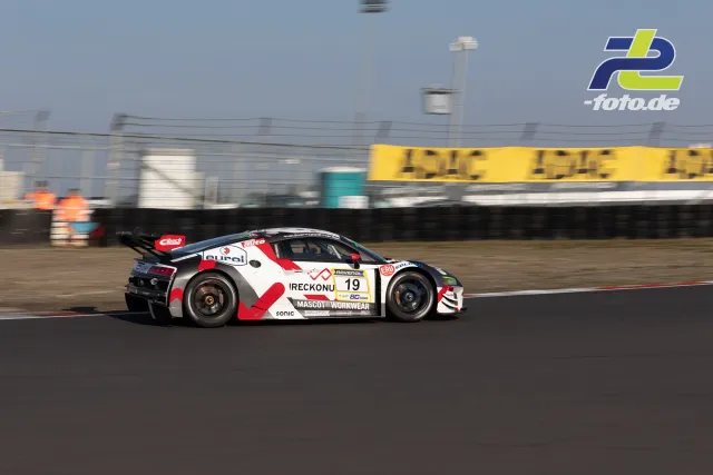 Audi R8 LMS GT3 #19 in weiß-roter Lackierung im Zeittraining beim ADAC Barbarossapreis auf dem Nürburgring, Seitenansicht in Fahrt.