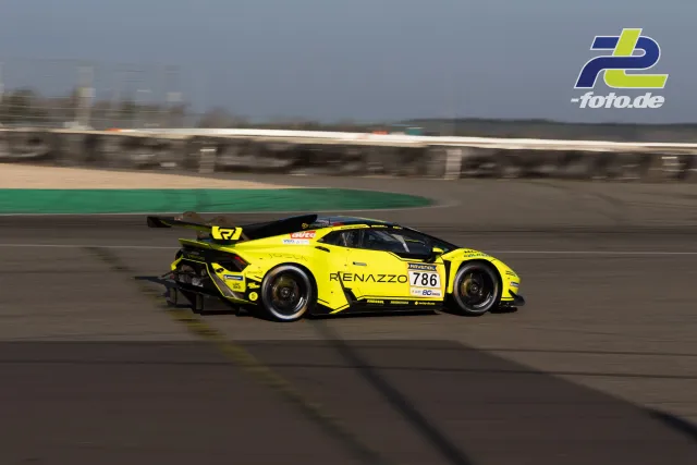 Neongelber Lamborghini Huracán #786 mit RENAZZO-Lackierung im Mitzieher auf der Geraden beim Zeittraining am Nürburgring.