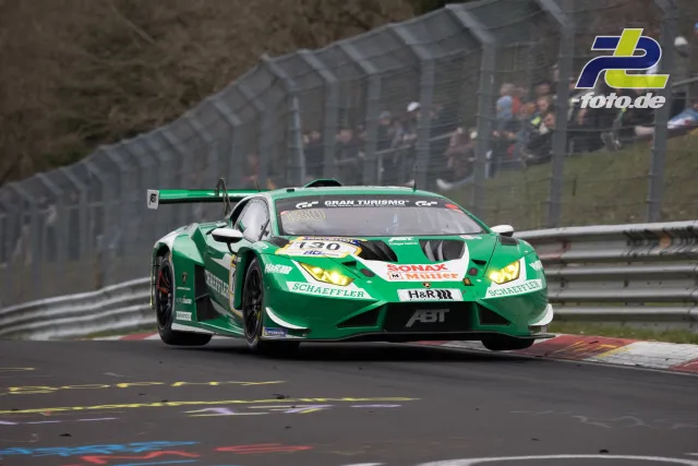 Lamborghini Huracán GT3 Evo mit Startnummer 19 in grüner Lackierung auf der Nürburgring-Nordschleife während des Rennens.