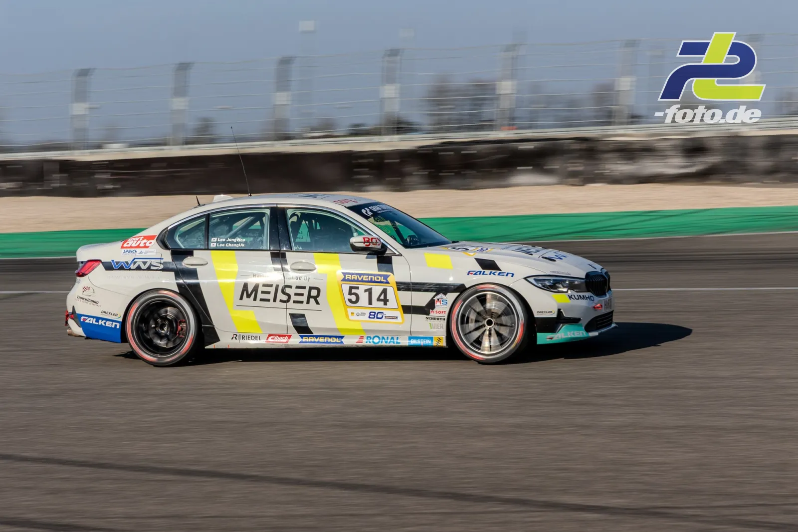 BMW Rennwagen mit Startnummer 514 und Meiser-Lackierung im Seitenprofil auf der Strecke des Nürburgrings während des NLS-Laufs.