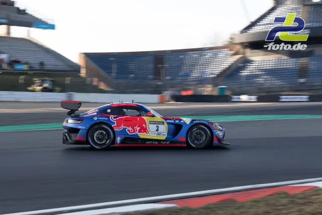 Rennwagen mit Red Bull-Lackierung und Startnummer 3 in Seitenansicht auf der Nordschleife während des Zeittrainings.