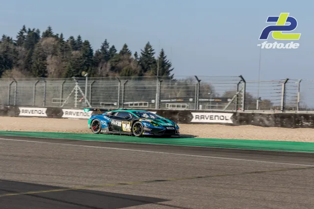 Lamborghini Huracán GT3 EVO #7 in türkis-blauer Lackierung passiert ein Kiesbett beim Zeittraining auf dem Nürburgring.