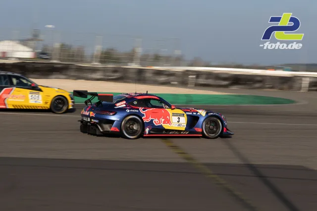 Zwei Rennwagen auf der Nordschleife beim Zeittraining, im Vordergrund ein Audi mit Red Bull-Lackierung, dahinter ein gelber Konkurrent.