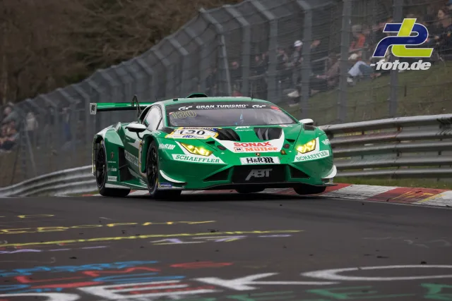 Grüner Lamborghini mit Startnummer 130 in Kurve auf der Nordschleife beim 58. ADAC Barbarossapreis