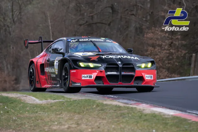 BMW M4 GT3 in Rot-Schwarz mit Yokohama-Sponsoring auf der Nordschleife während des 58. ADAC Barbarossapreises.