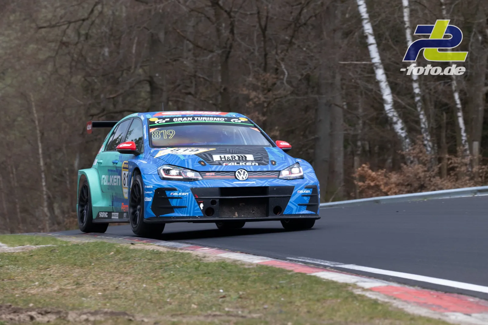 VW Golf GTI TCR #819 mit Falken-Lackierung auf der Nordschleife während des ADAC Barbarossapreises