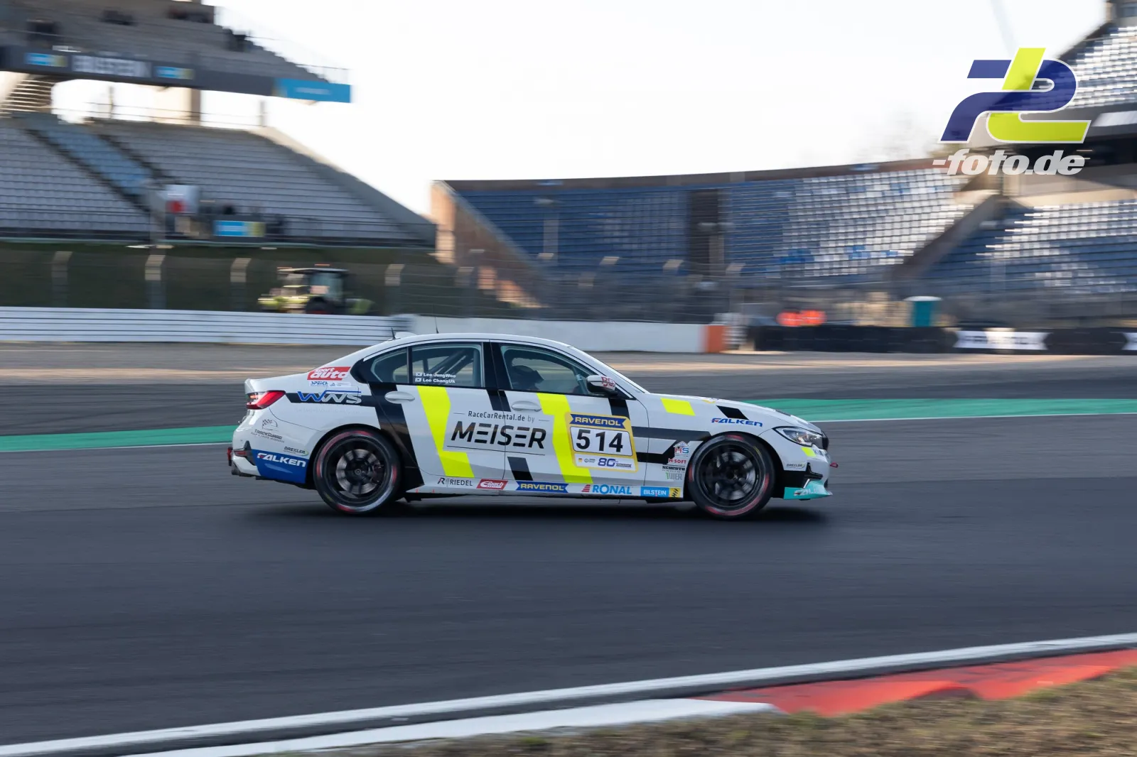 BMW M4 GT4 mit Startnummer 514 beim Zeittraining auf dem Nürburgring, Seitenansicht in Bewegung mit scharfem Hintergrund.