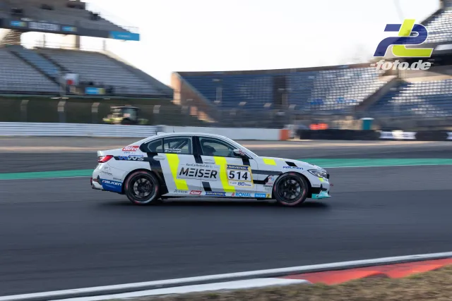 BMW M4 GT4 mit Startnummer 514 beim Zeittraining auf dem Nürburgring, Seitenansicht in Bewegung mit scharfem Hintergrund.