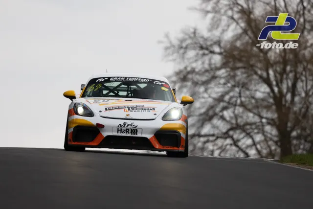 Porsche 718 Cayman GT4 Nr. 69 von Black Falcon Racing bei der NLS auf der Nürburgring-Nordschleife, frontale Aufnahme an einer Kuppe.