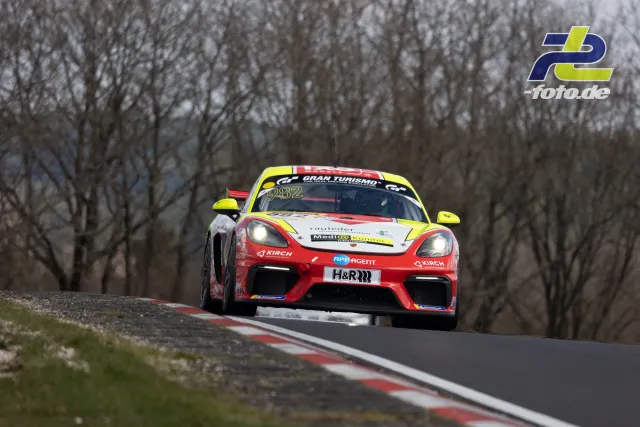 Porsche 718 Cayman GT4 mit Startnummer 982 in Frontansicht über eine Kuppe auf der Nordschleife
