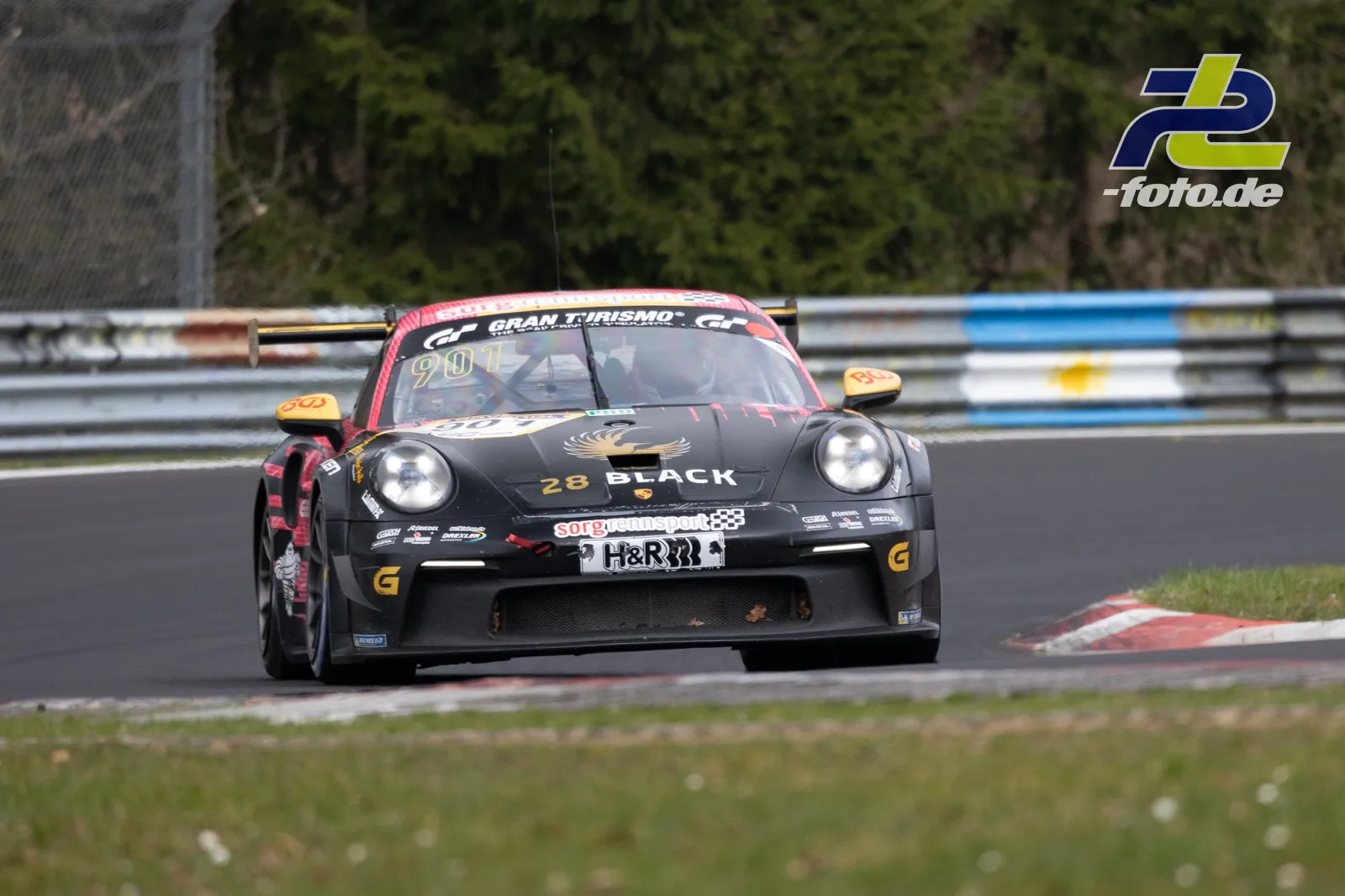 Schwarzer Porsche 911 GT3 Cup (Nr. 901) des Teams Black Falcon in Kurvenfahrt beim NLS-Rennen auf dem Nürburgring.