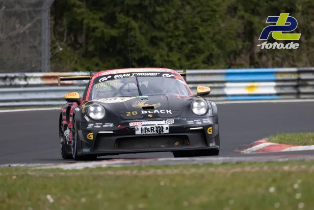 Schwarzer Porsche 911 GT3 Cup (Nr. 901) des Teams Black Falcon in Kurvenfahrt beim NLS-Rennen auf dem Nürburgring.