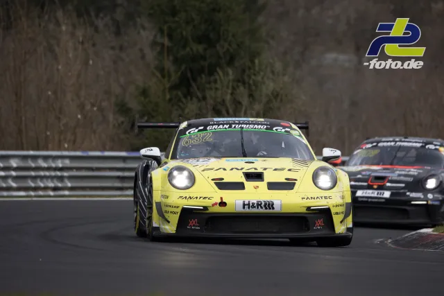 Gelber Porsche 911 GT3 R mit Startnummer 632 führt vor schwarzem GT3-Fahrzeug im Rennen auf der Nürburgring-Nordschleife