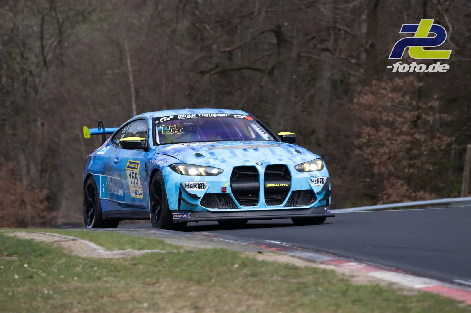 BMW M4 GT4 #155 in hellblauer Pixellackierung auf der Nürburgring-Nordschleife beim 58. ADAC Barbarossapreis.