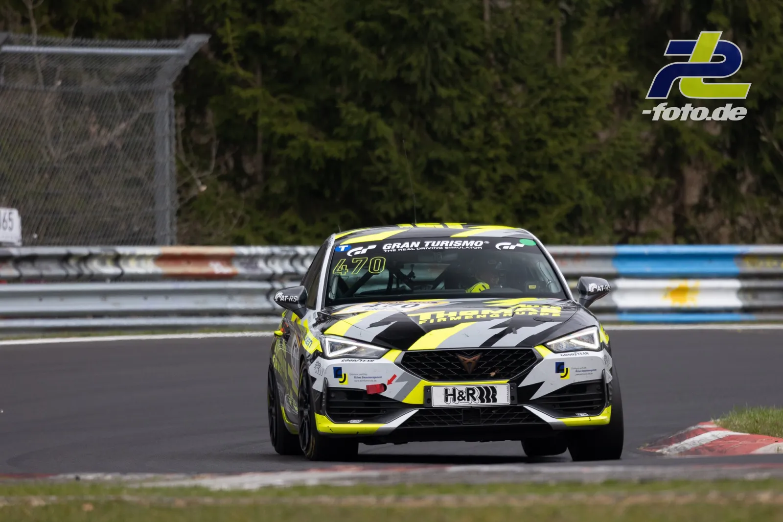 Rennwagen mit gelb-schwarzer Lackierung und Startnummer 470 auf der Nordschleife des Nürburgrings während des ADAC Barbarossapreis.