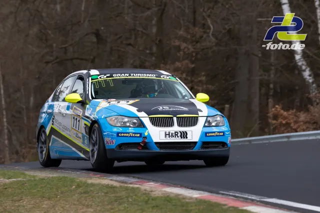 BMW 325i mit Startnummer 111 in Kurve auf der Nürburgring-Nordschleife während des ADAC Barbarossapreis-Rennens.