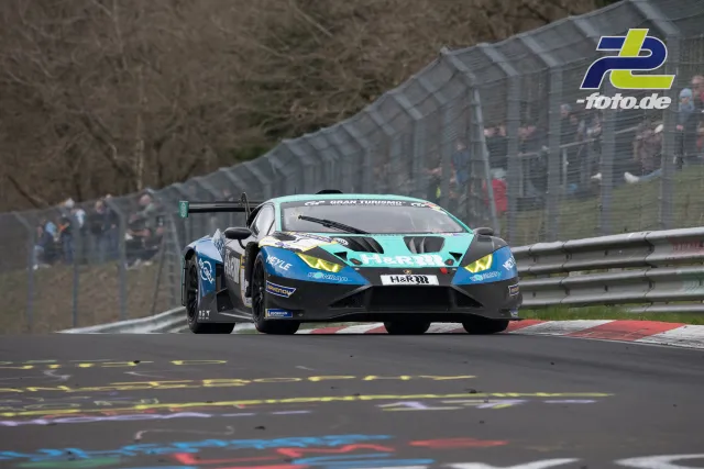 Lamborghini Huracán in türkis-blauer Lackierung auf der Nordschleife während des NLS-Rennens, Zuschauer im Hintergrund