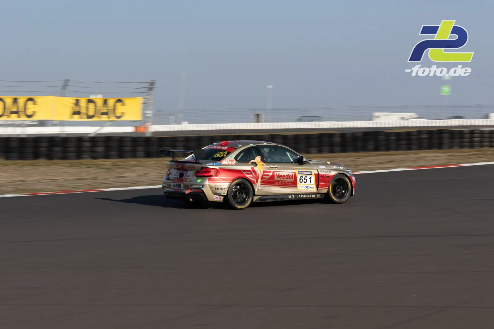 BMW M4 GT4 Nr. 651 mit Veedol-Lackierung auf der Geraden beim NLS-Zeittraining am Nürburgring.