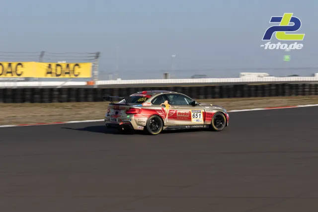 BMW M4 GT4 Nr. 651 mit Veedol-Lackierung auf der Geraden beim NLS-Zeittraining am Nürburgring.