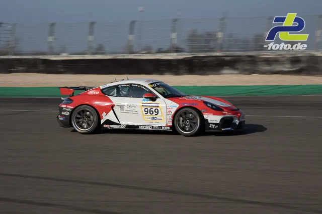 Porsche Cayman GT4 Clubsport Nummer 969 in rot-weißer Lackierung auf der Nordschleife beim NLS-Lauf.