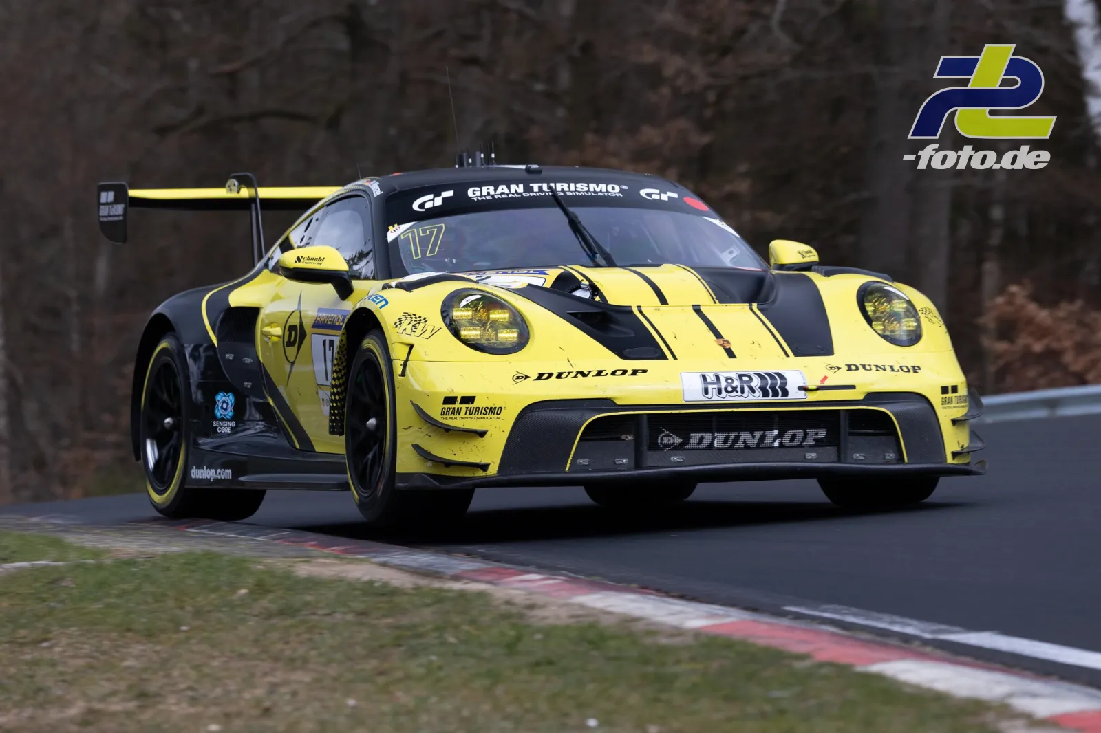 Gelb-schwarzer Porsche GT3-Rennwagen mit Nummer 17 in der Kurve auf dem Nürburgring während des ADAC Barbarossapreises.