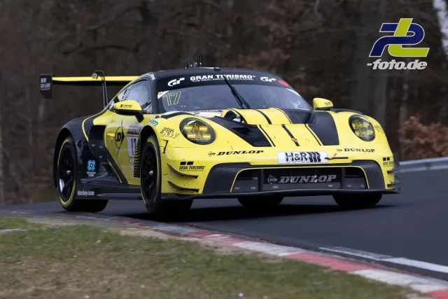 Gelb-schwarzer Porsche GT3-Rennwagen mit Nummer 17 in der Kurve auf dem Nürburgring während des ADAC Barbarossapreises.