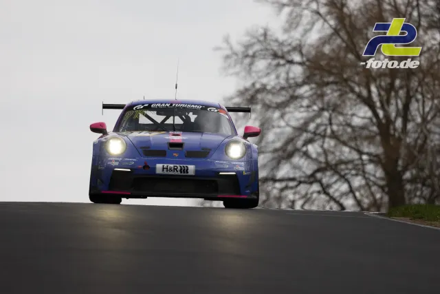 Porsche 911 GT3 Cup frontal auf Bergkuppe der Nordschleife, Gran Turismo-Lackierung, bewölkter Himmel