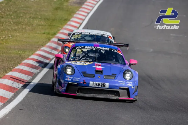 Zwei Porsche 992 GT3 Cup in Kurve auf der Nordschleife während des NLS-Rennens, vorne ein blau-pinker Porsche mit Startnummer 913.