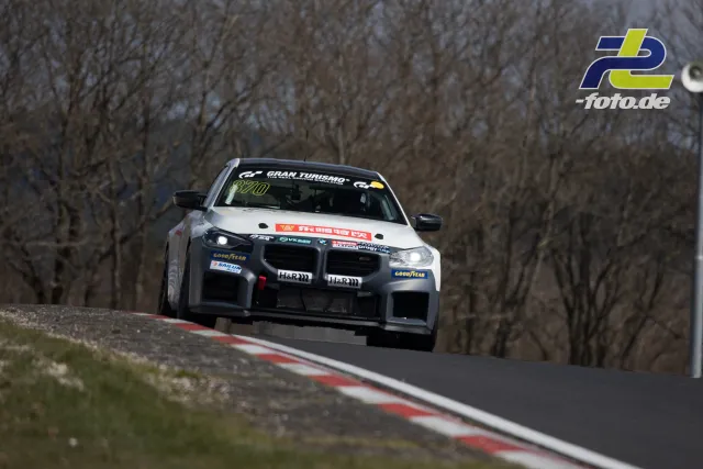 BMW M4 GT4 #170 mit weiß-schwarzer Lackierung beim 58. ADAC Barbarossapreis auf der Nordschleife.