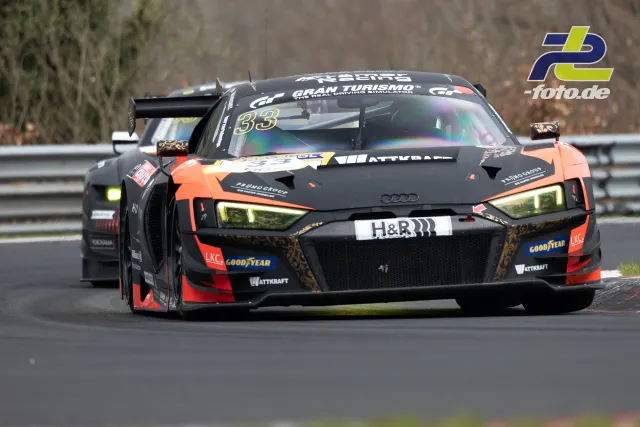 Audi R8 LMS GT3 #33 in schwarz-oranger Lackierung während des Rennens auf dem Nürburgring, Ansicht von schräg vorne.