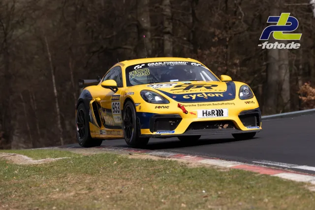 Gelber Porsche Cayman GT4 mit Startnummer 953 in der Kurve auf dem Nürburgring während des 58. ADAC Barbarossapreis.