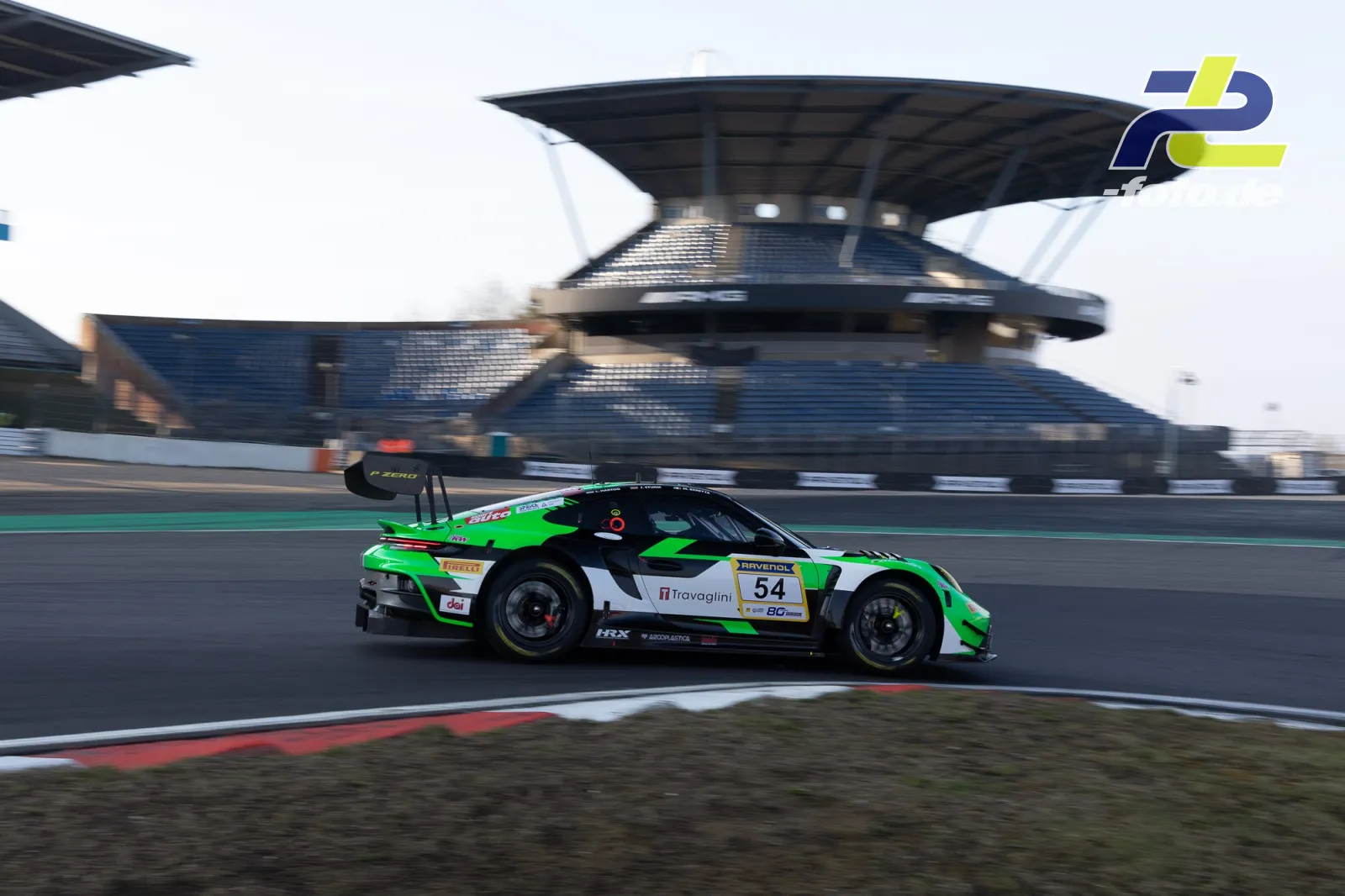 Porsche 911 GT3 R mit Startnummer 54 in grün-weiß-schwarzer Lackierung beim Zeittraining auf dem Nürburgring