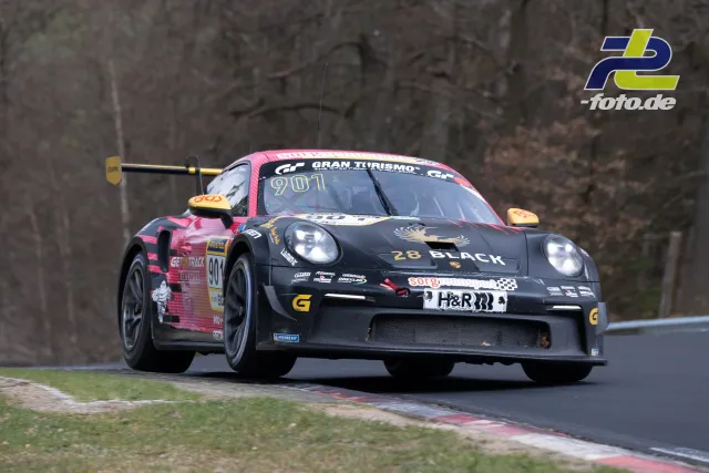 Porsche 911 GT3 Cup mit Startnummer 901 in schwarz-pinker Lackierung während des Rennens auf der Nordschleife