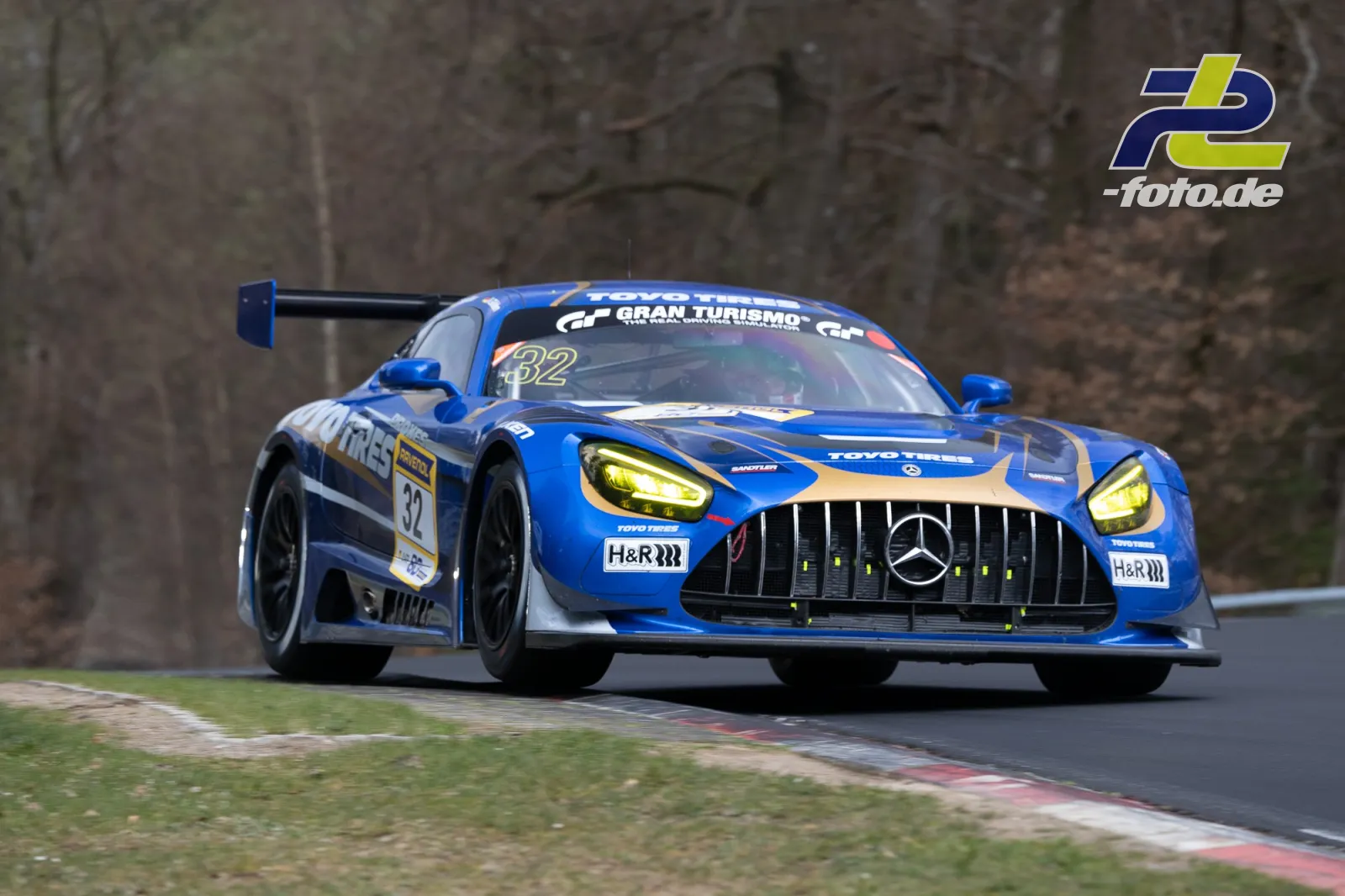 Blauer Mercedes-AMG GT3 mit Startnummer 32 in Kurvenfahrt auf der Nürburgring-Nordschleife beim NLS-Rennen
