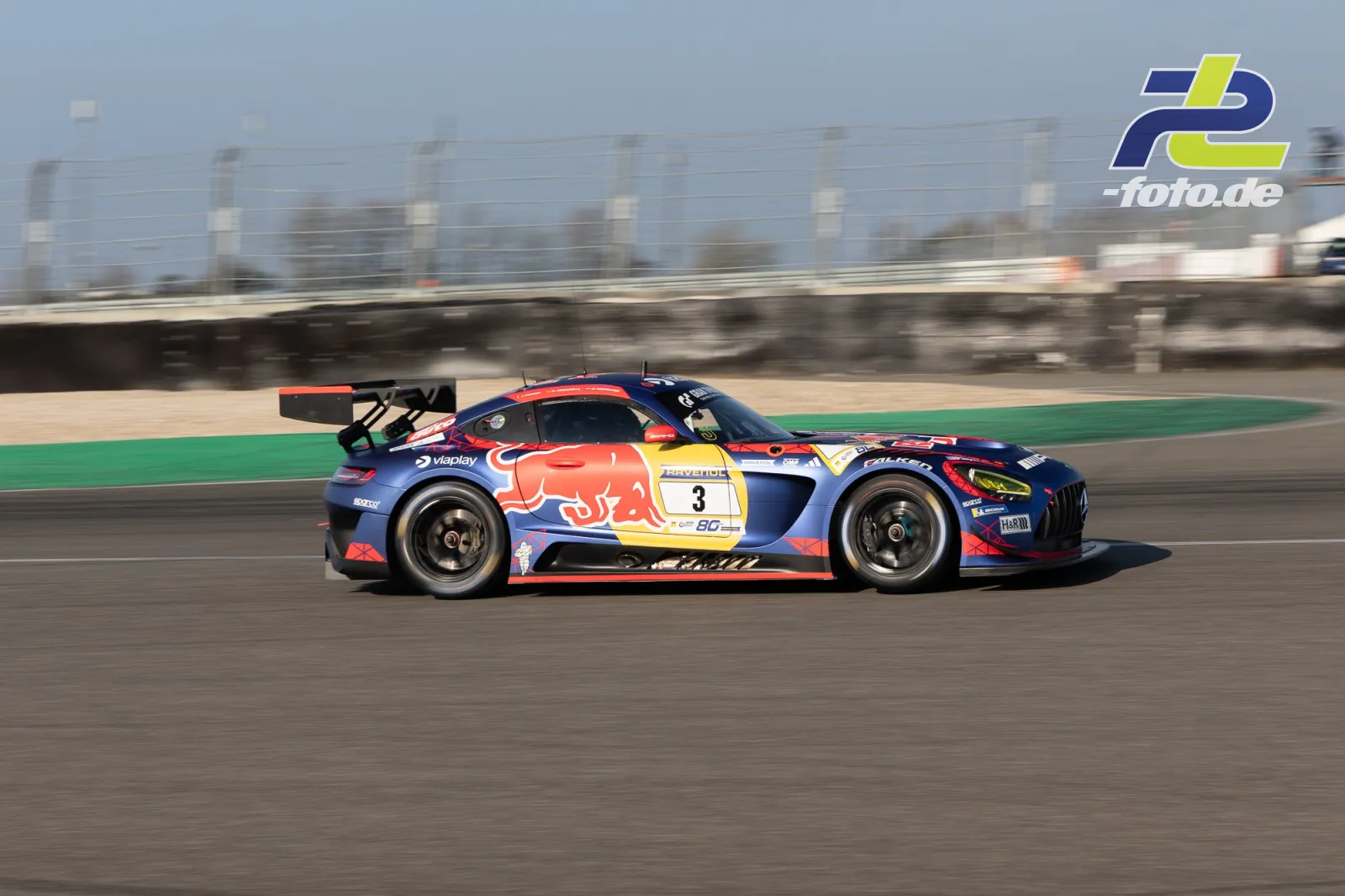 Mercedes-AMG GT-Rennwagen Nummer 3 in Red Bull Lackierung als Mitzieher auf dem Nürburgring beim ADAC Barbarossapreis.