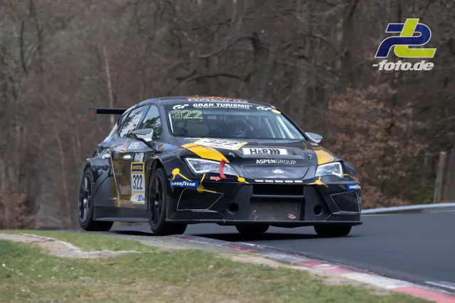 Schwarzer Cupra TCR mit gelben Akzenten und Startnummer 322 während des Rennens auf der Nordschleife.